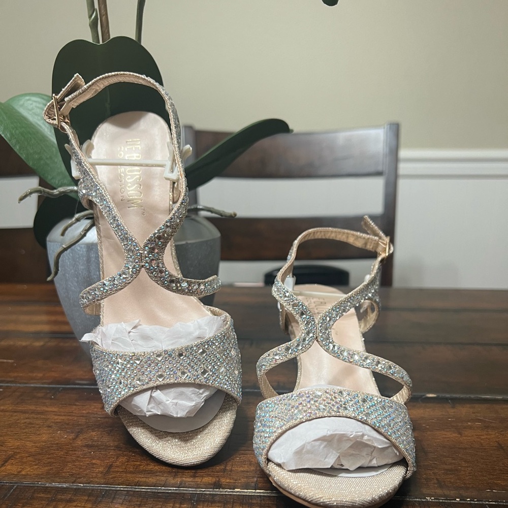Beautiful sparkling pair of heels. Heel is small and easy to walk in!